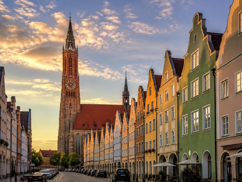 Altstadt von Landshut mit St. Martin im Abendlicht